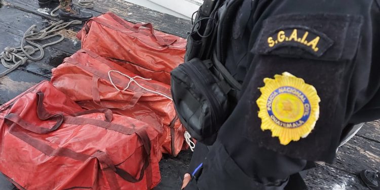 Soldados localizan maletas con cocaína en el océano Pacífico