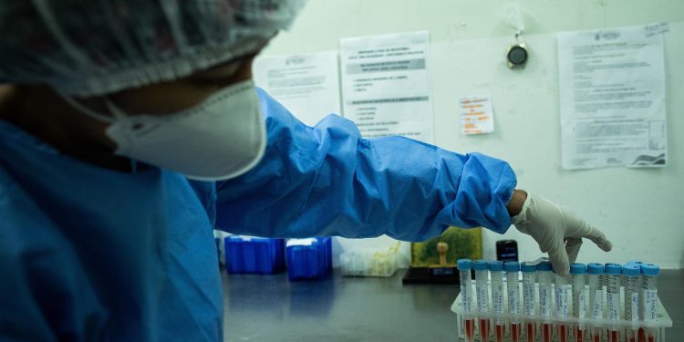 Identifican nueva variante del coronavirus, responsable por 6% de los casos en Río