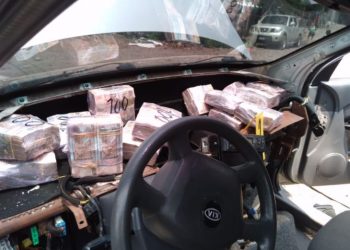 Localizan miles de quetzales ocultos en dos automóviles en ruta al Pacífico