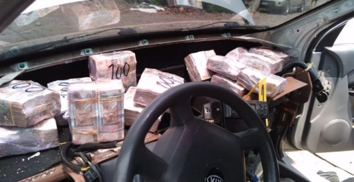 Localizan miles de quetzales ocultos en dos automóviles en ruta al Pacífico