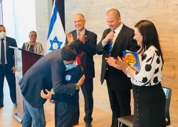 Embajada de Israel dona dispositivo para personas con discapacidad visual