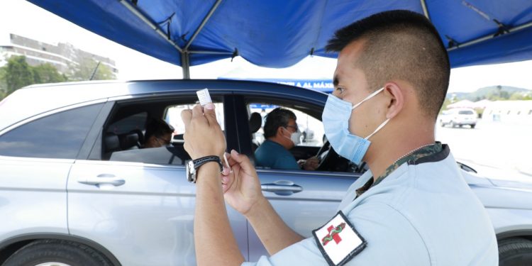 Adultos mayores valoran el servicio de vacunación contra el coronavirus