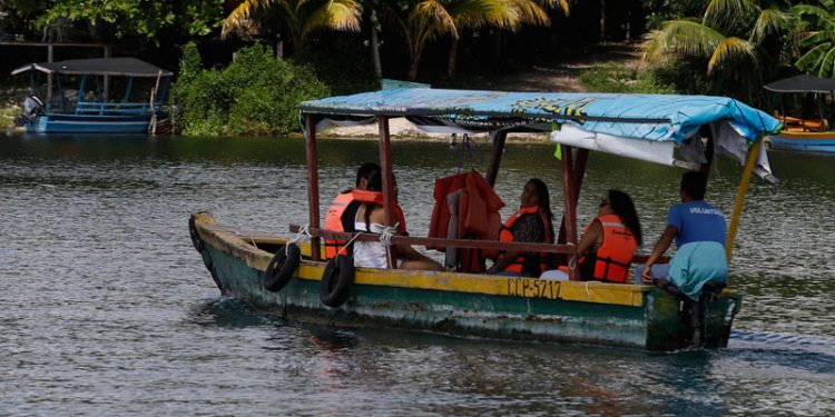 Unen esfuerzos para mejorar la calidad de agua en el lago Petén Itzá