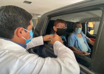 vacunación en puesto vehicular en Honduras