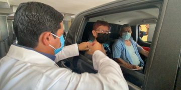 vacunación en puesto vehicular en Honduras