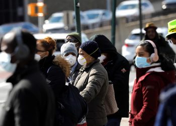 Los neoyorquinos siguen llevando la mascarilla
