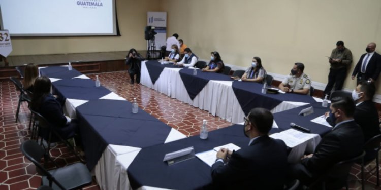 Entregan guías metodológicas de estudio para privadas de libertad