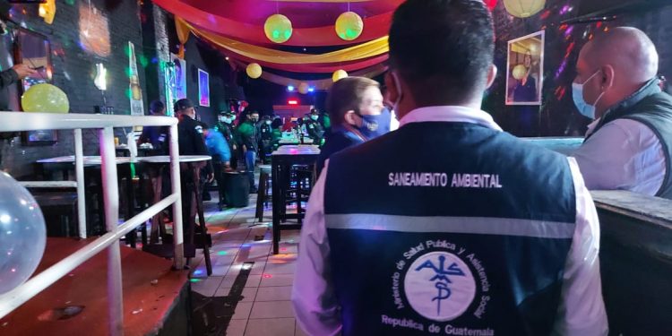 Capturados por consumir bebidas alcohólicas en horario de restricción por COVID-19