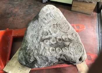 Resguardan pieza arqueológica que estuvo 25 años en la banqueta de una vivienda