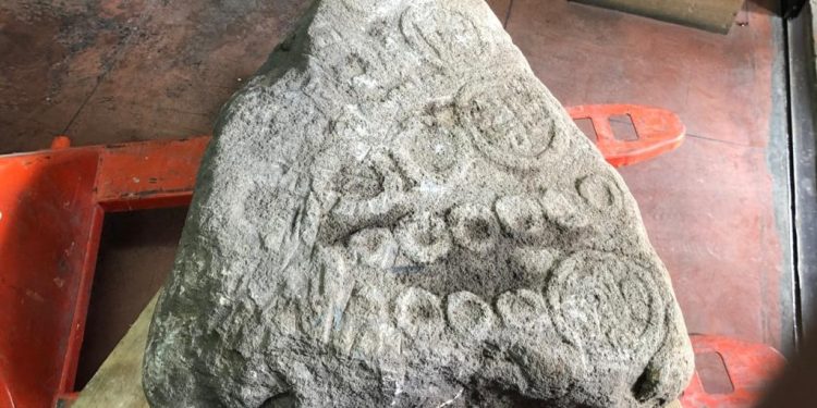 Resguardan pieza arqueológica que estuvo 25 años en la banqueta de una vivienda