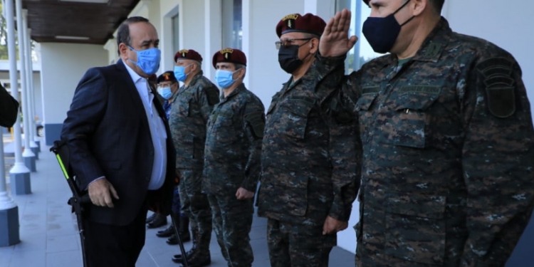 presidente Alejandro Giammattei hizo una visita al Ministerio de la Defensa