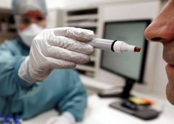 Descubren que pérdida de olor por COVID-19 se debe a una inflamación