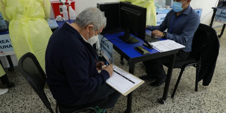 Adultos mayores de 70 años agradecen por la vacuna contra el coronavirus