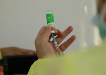 Adultos mayores de 70 años agradecen por la vacuna contra el coronavirus