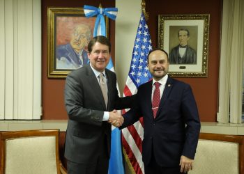 Senador estadounidense y canciller Pedro Brolo dialogan sobre causas estructurales de la migración