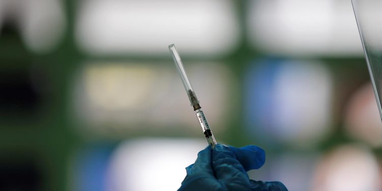 EE. UU. apoyará una propuesta en la OMC para suspender las patentes de vacunas