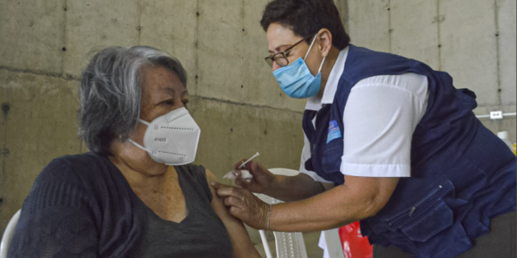 Gobierno espera vacunar a 200 mil adultos mayores esta semana