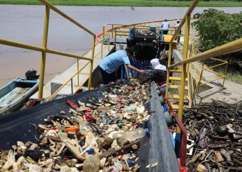 Personal de Ambiente y soldados retiran desechos sólidos del río Motagua