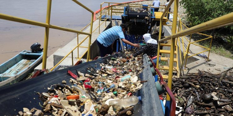 Personal de Ambiente y soldados retiran desechos sólidos del río Motagua