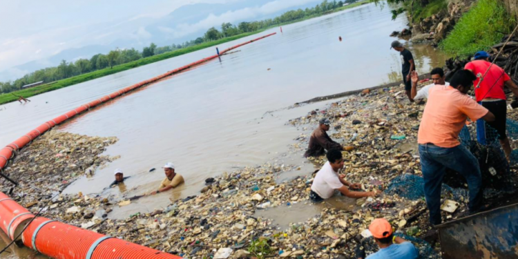 Sustraen 60 toneladas de basura del río Motagua