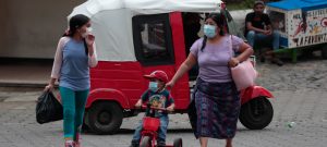 Guatemaltecos utilizan las mascarillas para prevenir contagios de COVID-19./Foto: DCA.