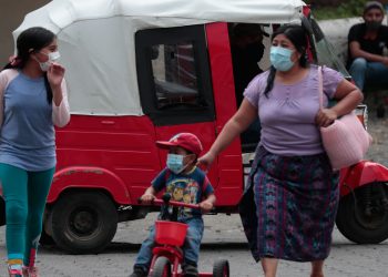 Guatemaltecos utilizan las mascarillas para prevenir contagios de COVID-19./Foto: DCA.