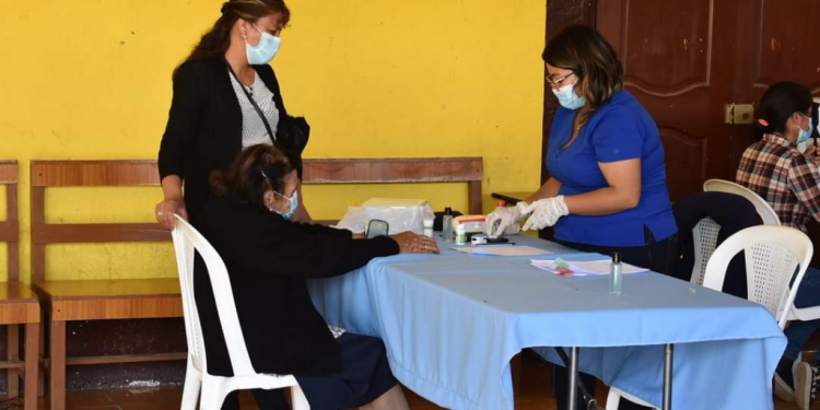 Adultos mayores de Malacatancito, Huehuetenango, se benefician con jornada médica