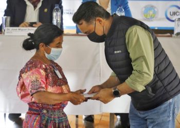 Brindan donación a 11 organizaciones para promover resiliencia del altiplano