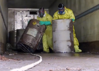 Descarga de los precursores químicos para su posterior incineración.