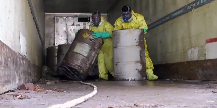 Descarga de los precursores químicos para su posterior incineración.