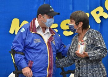 Presidente Giammattei reconoce labor de docentes en su día