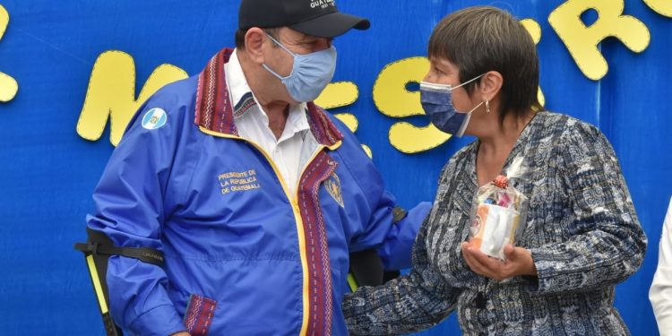 Presidente Giammattei reconoce labor de docentes en su día