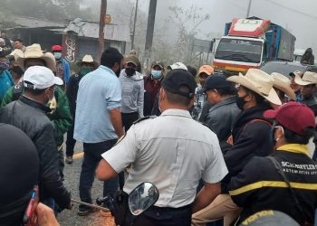 Gobernadores median con exmilitares para liberación de carreteras bloqueadas
