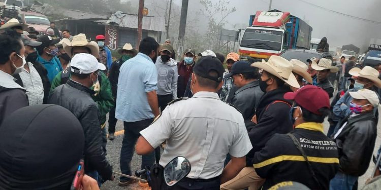 Gobernadores median con exmilitares para liberación de carreteras bloqueadas