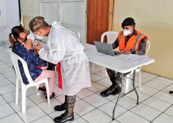 SSoldados contribuyen a la inoculación contra COVID-19./Foto: Ejercito de Guatemala.