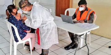 SSoldados contribuyen a la inoculación contra COVID-19./Foto: Ejercito de Guatemala.