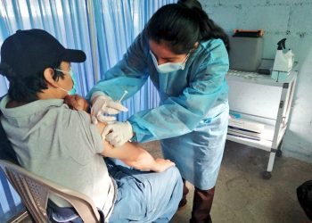 Ministerio de Salud continúa vacunación contra COVID-19./Foto: Ejército de Guatemala.