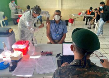 Elementos de la Primera Brigada de Infantería de Mariscal Zavala del Ejército de Guatemala, apoya al Ministerio de Salud, en la organización y funcionamiento de la jornada de vacunación contra el COVID-19, en la colonia Lavarreda, zona 18 ciudad capital./Foto: Ejercito de Guatemala.