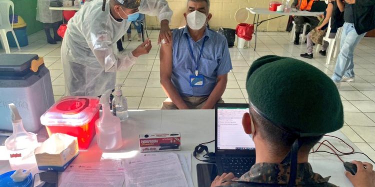 Elementos de la Primera Brigada de Infantería de Mariscal Zavala del Ejército de Guatemala, apoya al Ministerio de Salud, en la organización y funcionamiento de la jornada de vacunación contra el COVID-19, en la colonia Lavarreda, zona 18 ciudad capital./Foto: Ejercito de Guatemala.