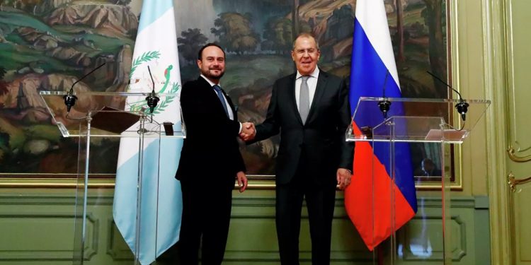 Pedro Brolo, canciller de Guatemala (izuierda) y Sergey Lavrov, canciller de Rusia (derecha).