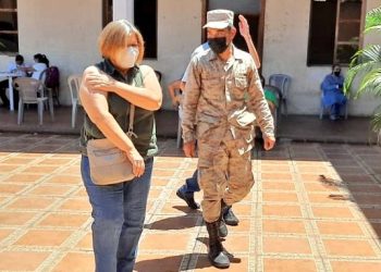 Reservas Militares del Ejército de Guatemala apoyan al Ministerio de Salud, en la organización y funcionamiento en jornada de vacunación contra el COVID-19, en Mazatenango, Suchitepéquez./Ejército de Guatemala.