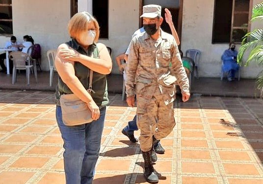 Reservas Militares del Ejército de Guatemala apoyan al Ministerio de Salud, en la organización y funcionamiento en jornada de vacunación contra el COVID-19, en Mazatenango, Suchitepéquez./Ejército de Guatemala.