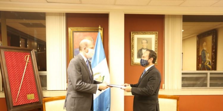 El canciller Pedro Brolo y el embajador de Estados Unidos, William Popp