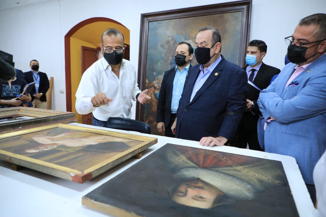 El presidente Alejandro Giammattei conoció el trabajo de restauración que se realiza en el IDAEH