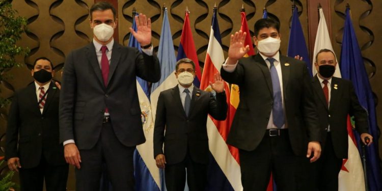 El presidente Alejandro Giammattei participó en la Cumbre de Jefes de Estado y de Gobierno del Sica- España