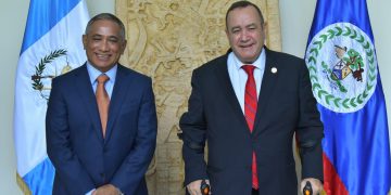 El presidente Alejandro Giammattei se reunió con el Primer Ministro de Belice John Briceño, en Casa Presidencial