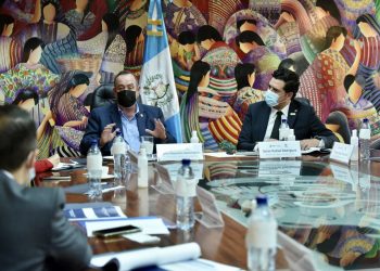 Estas visitas forman parte de una gira de trabajo que realiza el mandatario a cada uno de los 14 ministerios de Gobierno.