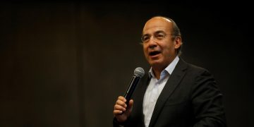 Expresidente mexicano Felipe Calderón ingresa en hospital por COVID-19