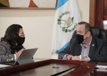 Keyla Gramajo, titular de la Segeplan, y el presidente Alejandro Giammattei, durante la presentación