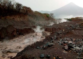 Lluvias provocan descenso de lahares por barrancas del volcán de Fuego